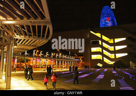 BARCELONA/Spanien - ca. Mai 2015: Blick auf die LED beleuchtet, Placa de Les Glories, der Disseny Hub Barcelona und Agbar Towe Stockfoto