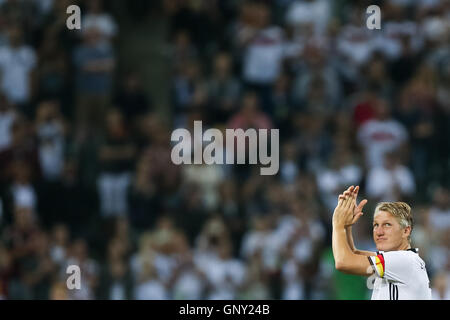 Mönchengladbach, Deutschland. 31. August 2016. Deutschlands Bastian Schweinsteiger feiert nach der internationalen Fußballspiel zwischen Deutschland und Finnland im Stadion im Borussia-Park in Mönchengladbach, 31. August 2016. Foto: MAJA HITIJ/Dpa/Alamy Live News Stockfoto