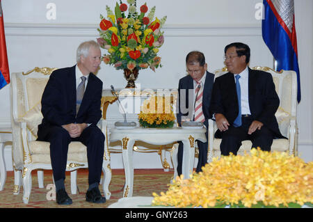 Phnom Penh. 2. Sep, 2016. Cambodian Prime Minister Samdech Techo Hun Sen (R) trifft sich mit kanadischen Außenminister Stephane Dion in Phnom Penh 2. September 2016. Kanada eröffnet eine Botschaft in Kambodscha am Freitag, sieben Jahre nach der Schließung ihre Botschaft hier, sagt Stephane Dion. Bildnachweis: Sovannara/Xinhua/Alamy Live-Nachrichten Stockfoto