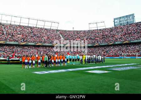 SEVILLA, Spanien - 5.Mai: Mannschaften übernachten Linie vor dem Hintergrund der Panoramablick Stadion während der UEFA Europa League zweite Bein Halbfinale zwischen FC Shakhtar Donetsk Vs Sevilla FC, 5. Mai 2016, Ramon Sanchez Pizjuan, Spanien entsprechen Stockfoto