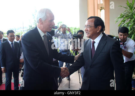 Phnom Penh, Kambodscha. 2. Sep, 2016. Kambodschanischen Außenminister Prak Sokhonn (R, vorne) schüttelt Hände mit seinem kanadischen Amtskollegen Stephane Dion (L, vorn) in Phnom Penh, Kambodscha, 2. September 2016. Kanada eröffnet eine Botschaft in Kambodscha am Freitag sieben Jahre nachdem er seine Botschaft hier geschlossen, sagte besuchenden kanadischen Außenminister Stephane Dion. Bildnachweis: Sovannara/Xinhua/Alamy Live-Nachrichten Stockfoto