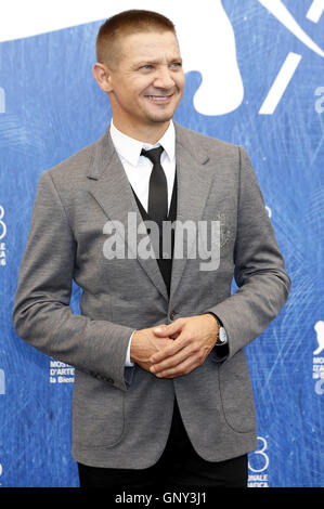 Venedig, Italien. 01. Sep, 2016. Jeremy Renner während der "Ankunft" Photocall auf der 73. Venice International Film Festival am 1. September 2016 | Verwendung Weltweit/Picture Alliance Credit: Dpa/Alamy Live-Nachrichten Stockfoto