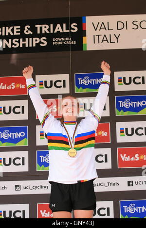 Vermiglio, Italien. 02. Sep, 2016. Womens Elite Studien Ereignis des UCI Mountainbike für 2016 und Trials World Championships. Deutschlands Nina Reichenbach ist der neue Weltmeister vor Janine Jungfels (AUS) und Perrine Devahive aus Belgien. Nina Reichenbach auf dem Podium Credit: Action Plus Sport/Alamy Live News Stockfoto