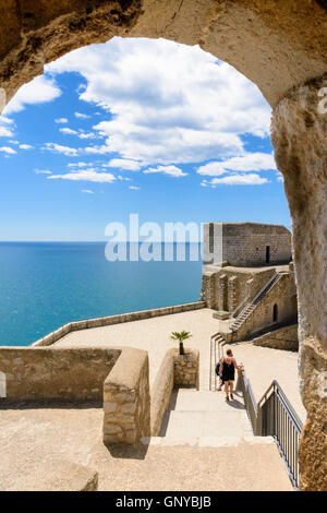 Touristen erkunden in Papa Luna Schloss, Peniscola, Spanien Stockfoto