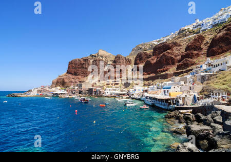 Taverna gesäumten Strandpromenade von winzigen Hafen Dorf von Ammoudi, Santorin, Kykladen, Griechenland Stockfoto