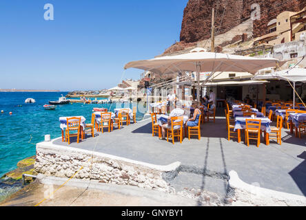 Meer Fisch Taverne in den kleinen Hafen Dorf von Ammoudi, Santorin, Kykladen, Griechenland Stockfoto