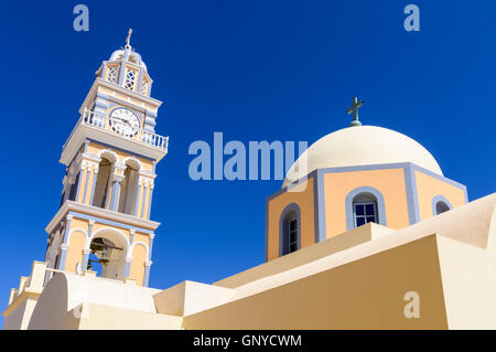 Die markante St. Johannes der Täufer-Kathedrale in Fira, Santorini, Kykladen, Griechenland Stockfoto