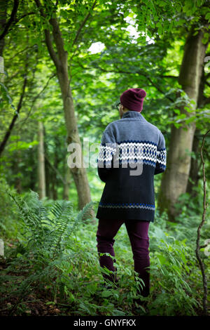 Porträt des Mannes Landschaft fotografieren mit einer DSLR-Kamera in einem Wald. Kaukasische Fotograf Außenaufnahmen mit Digitalkamera. Stockfoto