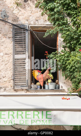 rustikale Fensterläden auf französisches Dorf Altbauten Stockfoto