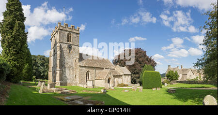 Ein Panorama St Andrew Church in Cotswold Dorf Miserden, Gloucester, England, Großbritannien Stockfoto