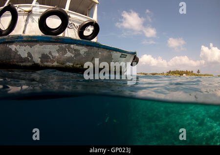 Ein Tauchboot für Taucher außerhalb des Riffs Feydhoo Finolhu in Nord Malé warten "Atoll. Stockfoto