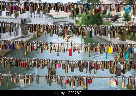 Liebesschlösser auf Metzgerei Bridge und Triple Bridge in Ljubljana, Hauptstadt Sloweniens Stockfoto