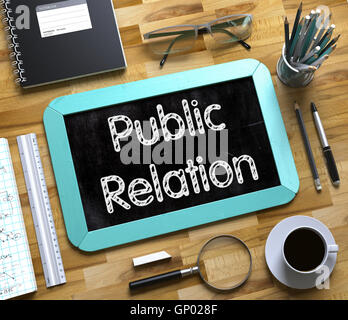 Public-Relation - Mint kleine Tafel mit Hand gezeichnet Text und Briefpapier auf Schreibtisch. Ansicht von oben. Public-Relation-Konzept auf Stockfoto