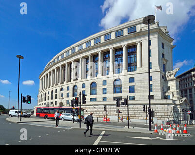 London, England, Vereinigtes Königreich. Unilever-Haus (1933: neoklassische Art Deco) bei 100, Victoria Embankment. Stockfoto