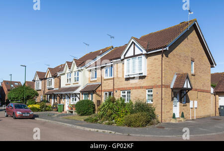 Terrasse der Häuser in einer ruhigen Wohnstraße im Vereinigten Königreich. Stockfoto