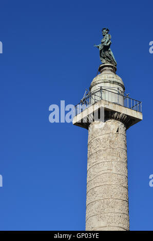 Antike Trajans Säule im Forum Romanum, gebaut in AD 113 (mit blauen Himmel und Kopie) Stockfoto