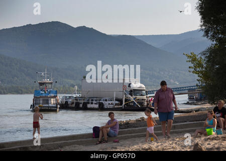 Nagymaros, Auto und Personenfähre zur Visegrad an der Donau, Pest County, Ungarn, Europa Stockfoto