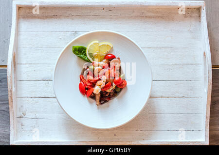 Frische Meeresfrüchte begleitet von Tomaten und Gemüse ein typisches Gericht der italienischen Küche und die Mittelmeer-Diät Stockfoto