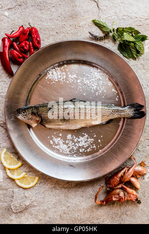 Frischer Fisch und Zutaten für die gesunde italienische Küche Stockfoto