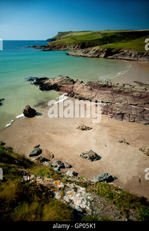 Einer malerischen Bucht an der populären touristischen Bestimmungsort und Surfen Strand von Polzeath auf der Nordküste von Cornwall in England. Stockfoto