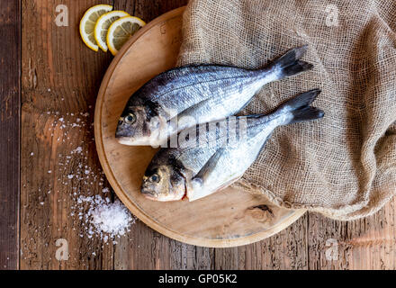 Frischer Fisch auf Schneidebrett ein echter Bestandteil der gesunde italienische Küche Stockfoto