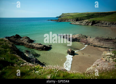 Einer malerischen Bucht an der populären touristischen Bestimmungsort und Surfen Strand von Polzeath auf der Nordküste von Cornwall in England. Stockfoto