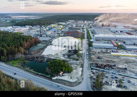 Luftbild auf Fabriken in der Abenddämmerung. Tyumen. Russland Stockfoto