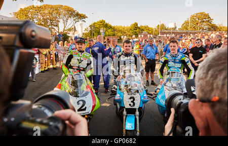 Michael Dunlop Sieger, Dean Harrison zweiter, Jamie Hillier Dritter, in der TT-klassische Superbike-Rennen. Stockfoto