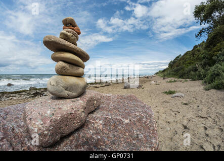 Stein Stapel an der Küste der Ostsee. Stockfoto