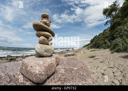 Stein Stapel an der Küste der Ostsee. Stockfoto