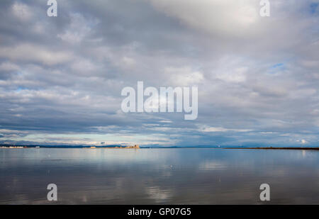 Winter auf Piel Schloss und Piel Insel aus Walney Insel-Furness Morecambe Bay Cumbria England Stockfoto