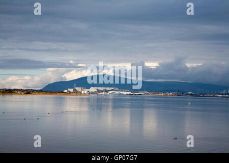 Barrow-in-Furness und Vickers Werft mit Ulpha fiel im Hintergrund gesehen von Walney Island Morecambe Bay Cumbria England Stockfoto