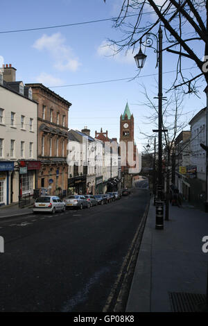 Auf der Suche auf Shipquay Straße in Londonderry in Richtung The Guildhall. Stockfoto