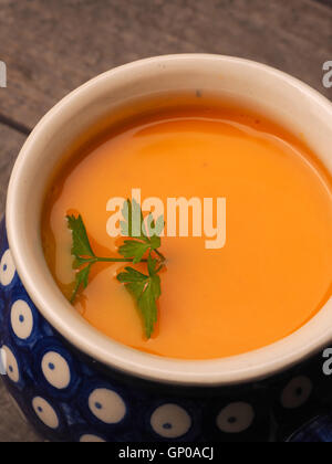 Nahaufnahme eines Kürbis Creme Suppe in einer rustikalen Schüssel Stockfoto