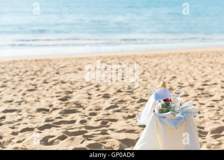 Gekühlte Champagner und Wein Gläser im Eimer-Setup am Strand. Stockfoto