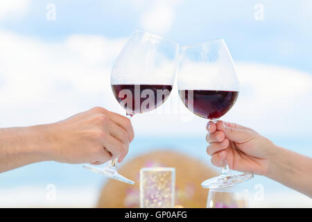 Paar Weintrinken in romantisches Abendessen am Eindunkeln, Nahaufnahme. Tiefenschärfe, geringe Schärfentiefe Stockfoto