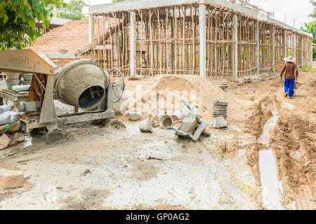 Altgerät Betonmischer mit Sand Autohof neben auf einer Baustelle. Stockfoto