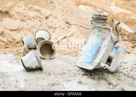 Blau Sand Barrow Park liegen auf einer Seite, Eimer und Sand Haufen neben auf einer Baustelle. Stockfoto