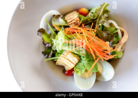 Leckeres Frühstück im Luxushotel, Meeresfrüchte-Salat auf weißen Teller. Isoliert auf weiss. Stockfoto