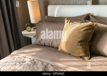 Haus Dekoration, braun Thema Schlafzimmer mit dekorativen. Stockfoto