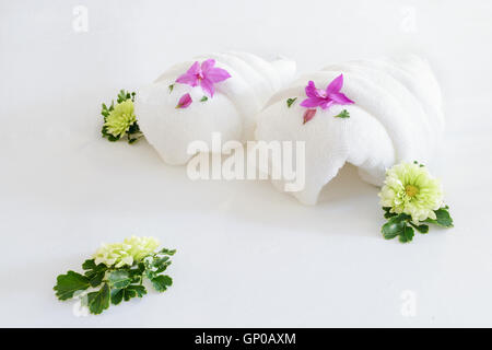 weiße gefaltete Handtücher in Tierform. Stockfoto