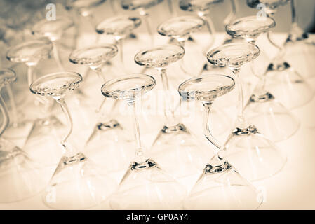 Gruppe von leere Cocktailgläser mit Herd Form der Wassermelone auf Top Vorbereitung auf Tisch für Party. Tiefenschärfe, flache de Stockfoto