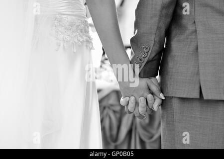 Bräutigam halten Braut Hand in Natur, Hochzeit, Brautpaar Hände haltend. Stockfoto
