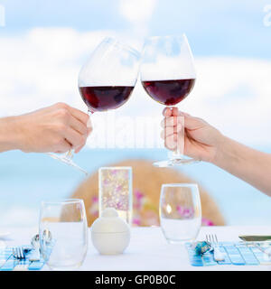 Paar Weintrinken in romantisches Abendessen am Eindunkeln, Nahaufnahme. Tiefenschärfe, geringe Schärfentiefe. Stockfoto