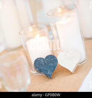 Kerzen, Marmor Kamin Form, für die Feier am Esstisch Setup einstellen. süße Hochzeitsdekorationen und Anordnung. Stockfoto