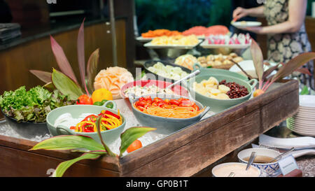 Auswahl an Salaten an einem Buffet Bar in einem Luxus-Hotel-Restaurant. Stockfoto