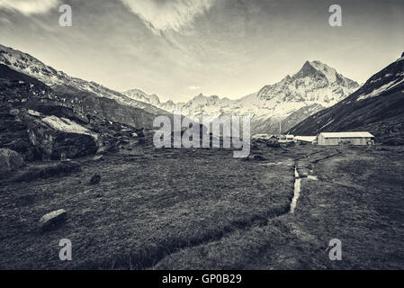 Blick auf den Himalaya peak 6993 Frau Berg anzeigen-Fish Tail von Annapurna Base Camp, Nepal. & Schwarz. Stockfoto