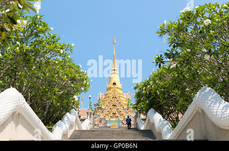 Wat Tangsai Goldene Pagode oder Phra Mahathat Chedi Phakdi Prakat, Wahrzeichen von Prachuap Khiri Khan, Thailand. Stockfoto