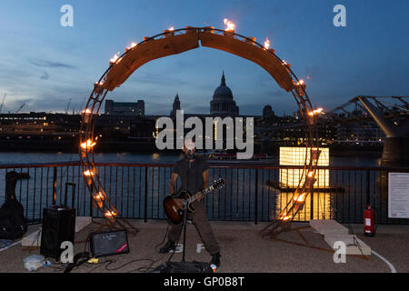 London, UK. Installationen sind auf ufernahen der Themse erlaubt einen Blick auf die Skyline von London mit St Pauls Cathedral beleuchtet. Mit schwimmenden Träume, eine Installation von Ik-Joong Kang auf der Themse. Feuer-Garten von Compagnie Carabosse verwandelt eine feurige after-Dark-Abenteuer im Vorgarten der Tate Modern und das Riverside. Feuer-Garten ist Teil des Londoner Burning Festival von Artischocke, zum Gedenken an den großen Brand von London bis Sonntag, 4. September 2016 produziert. Stockfoto