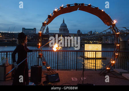 London, UK. Installationen sind auf ufernahen der Themse erlaubt einen Blick auf die Skyline von London mit St Pauls Cathedral beleuchtet. Mit schwimmenden Träume, eine Installation von Ik-Joong Kang auf der Themse. Feuer-Garten von Compagnie Carabosse verwandelt eine feurige after-Dark-Abenteuer im Vorgarten der Tate Modern und das Riverside. Feuer-Garten ist Teil des Londoner Burning Festival von Artischocke, zum Gedenken an den großen Brand von London bis Sonntag, 4. September 2016 produziert. Stockfoto